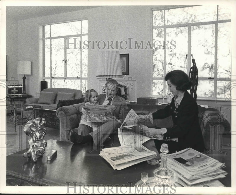Load image into Gallery viewer, 1975 Press Photo Hills Family, Roderick, Carla and daughter Alison - mjb57619
