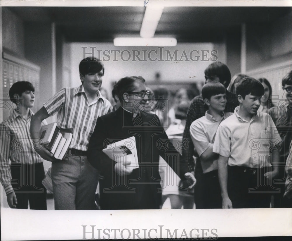 1971 Press Photo Father John Hanley walking with pupils Memorial High, Waukesha.