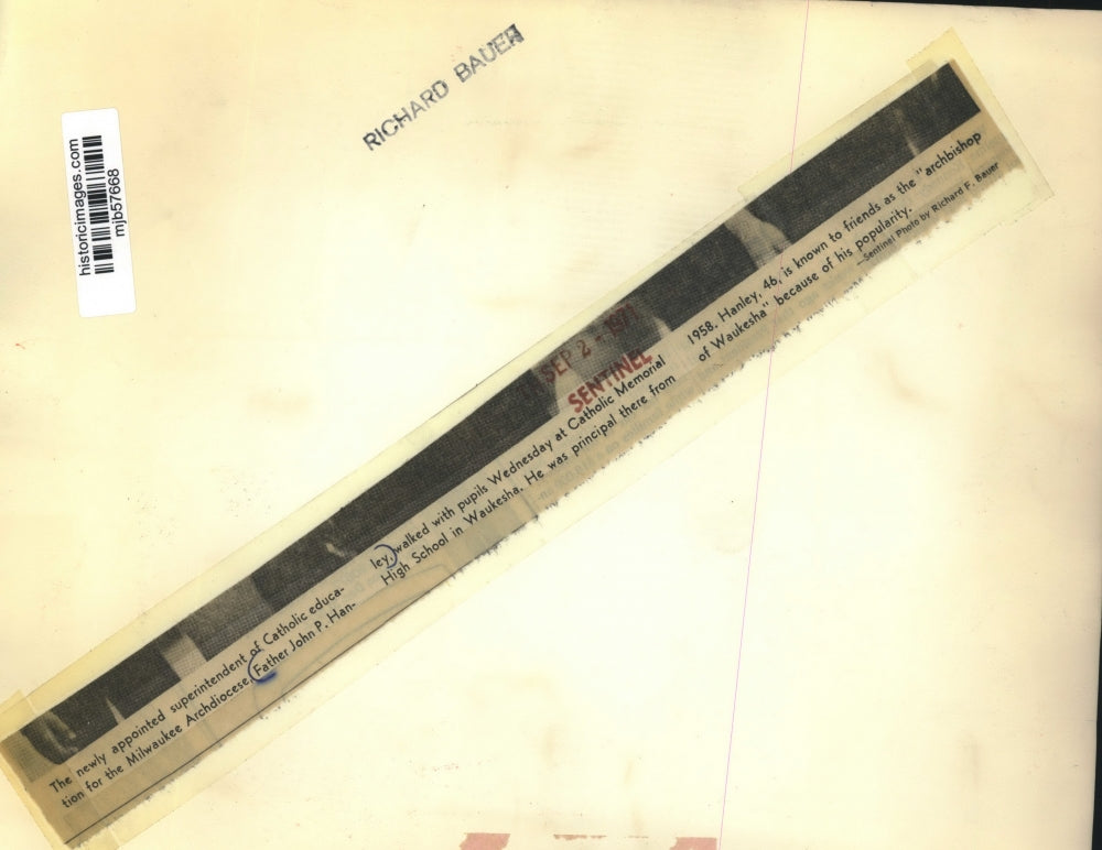 1971 Press Photo Father John Hanley walking with pupils Memorial High, Waukesha.