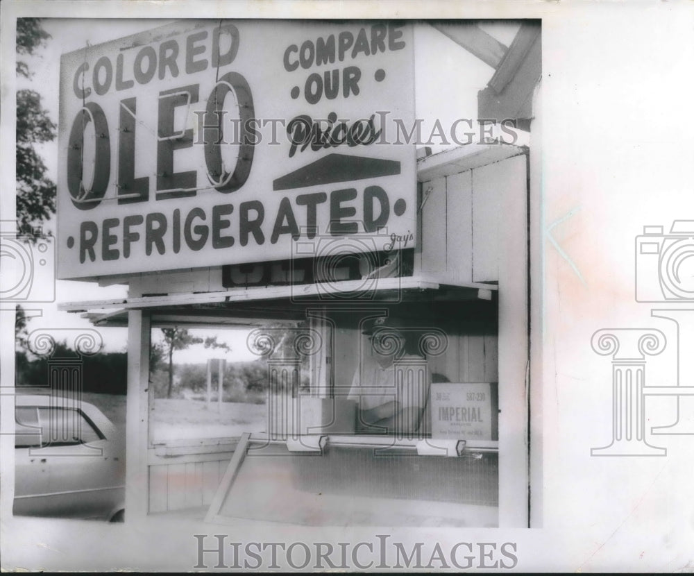 1967 Press Photo George Shelley waits for customers at his business in Milwaukee- Historic Images