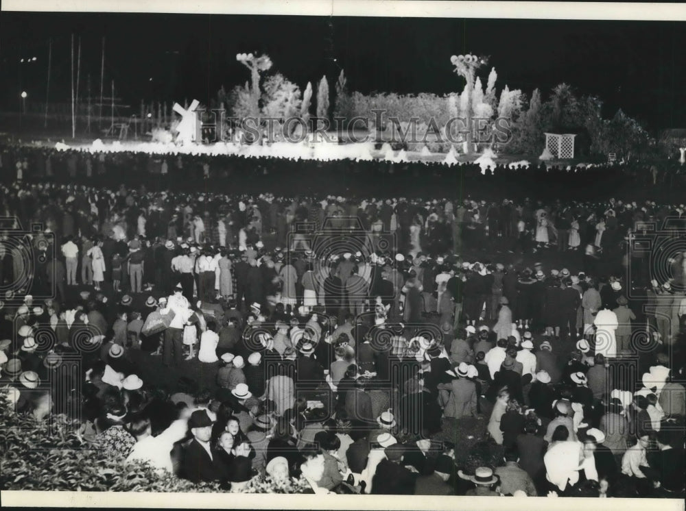 1936 Press Photo Crowd at mid-summer festival during performance - mjb57801