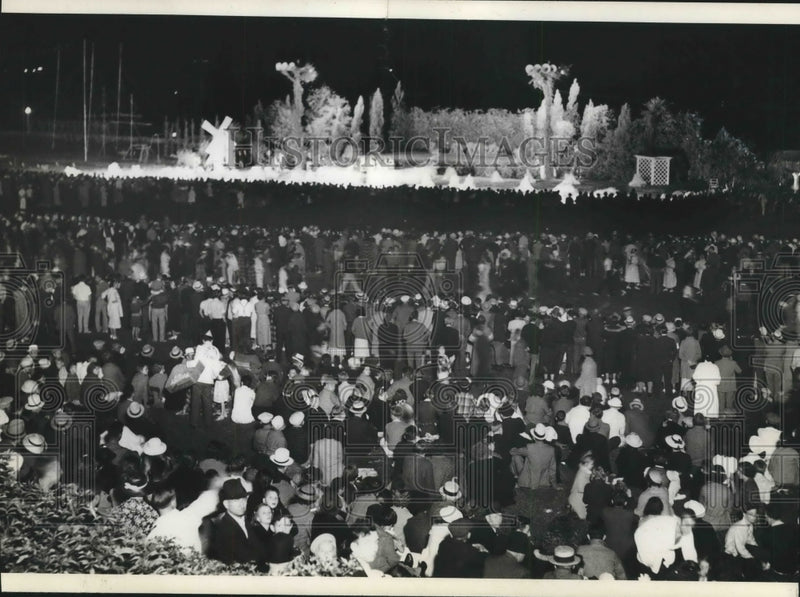 Load image into Gallery viewer, 1936 Press Photo Crowd at mid-summer festival during performance - mjb57801
