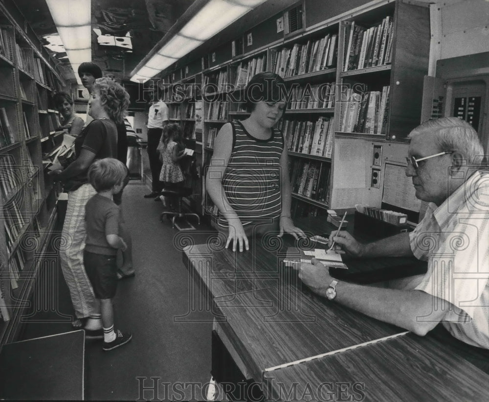 1975 Press Photo Library Bookmobile has visitors of all ages, Milwaukee- Historic Images