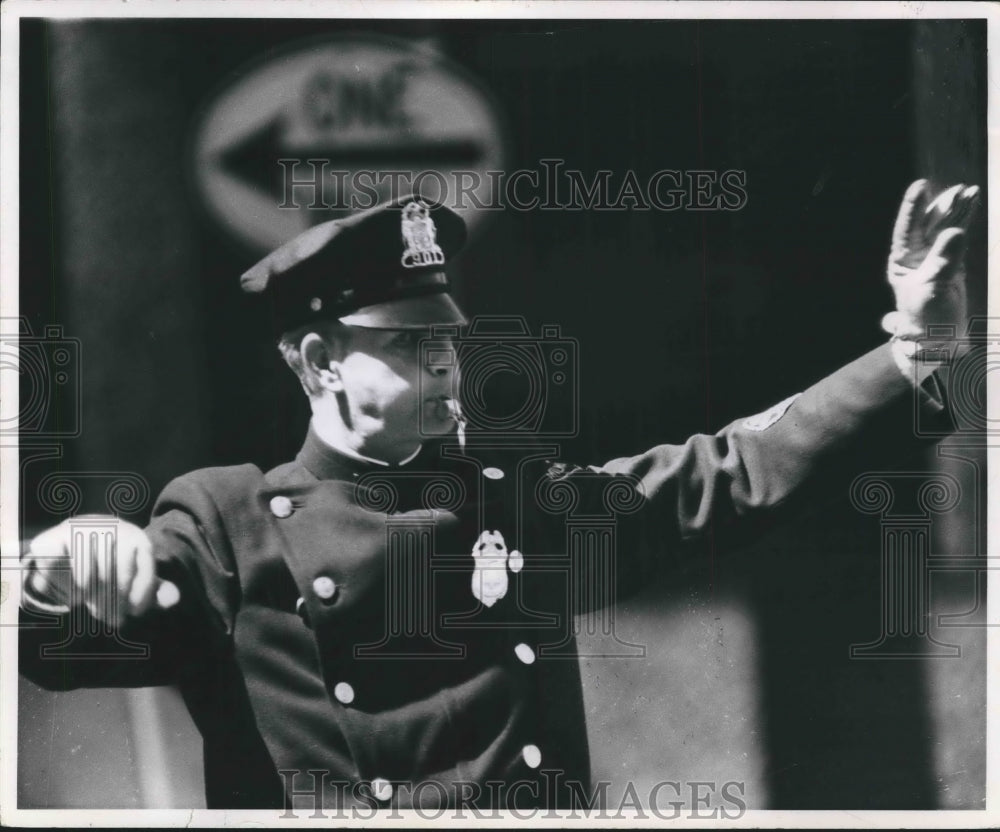 1960 Press Photo Patrolman Oelstrom directs traffic dramatically, Milwaukee- Historic Images