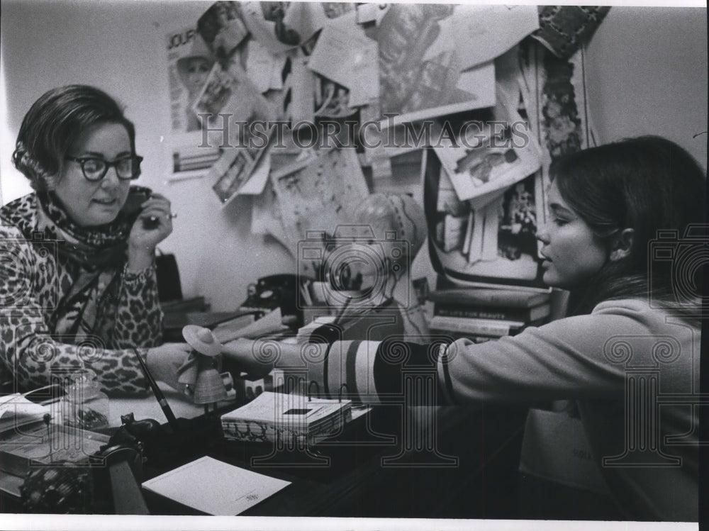 1968 Press Photo Nora O'Leary, Ladies Home Journal editor with model Trenny Roff