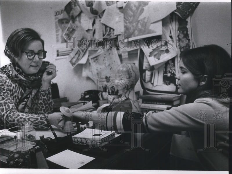 Load image into Gallery viewer, 1968 Press Photo Nora O'Leary, Ladies Home Journal editor with model Trenny Roff
