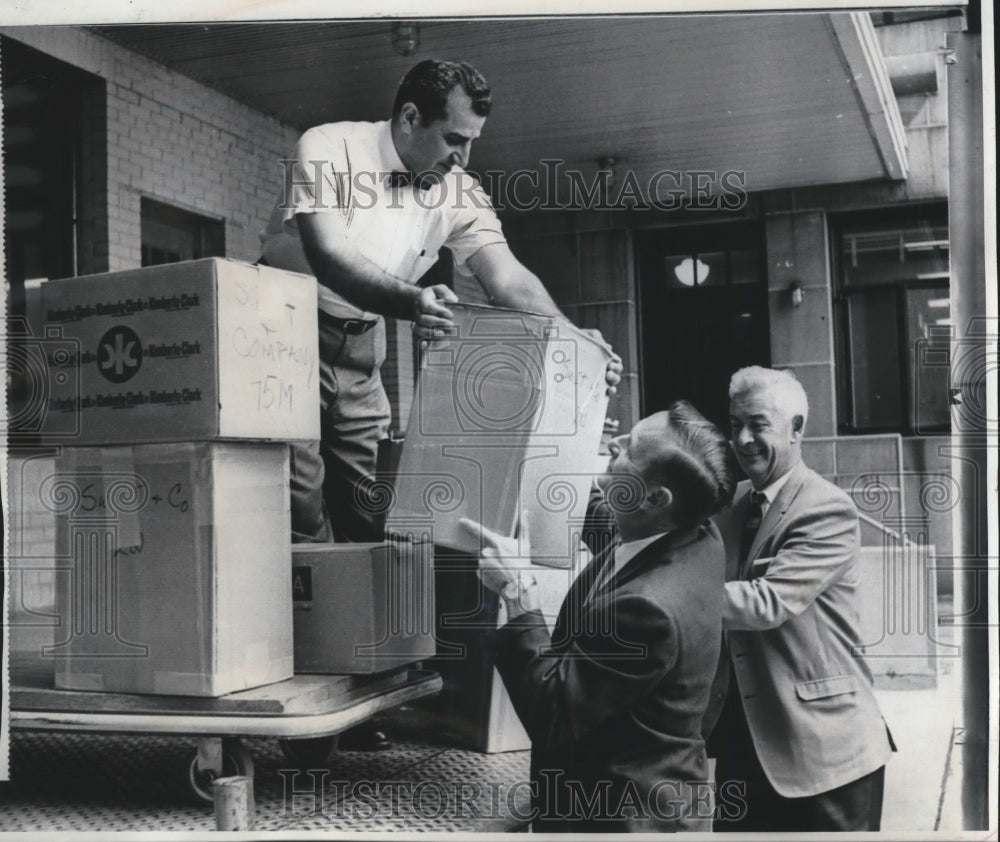 1967 Press Photo Tax official, representatives unloading tax stamps, Wisconsin.- Historic Images