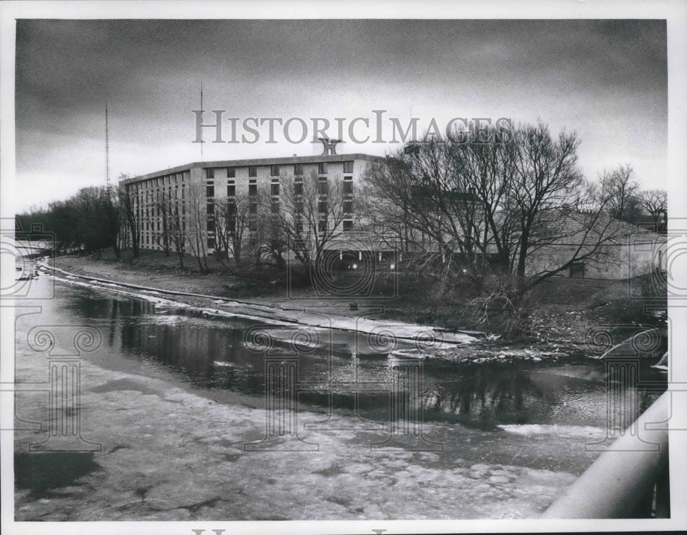 1975 Press Photo Hilton Inn overlooking Milwaukee River - mjb58005