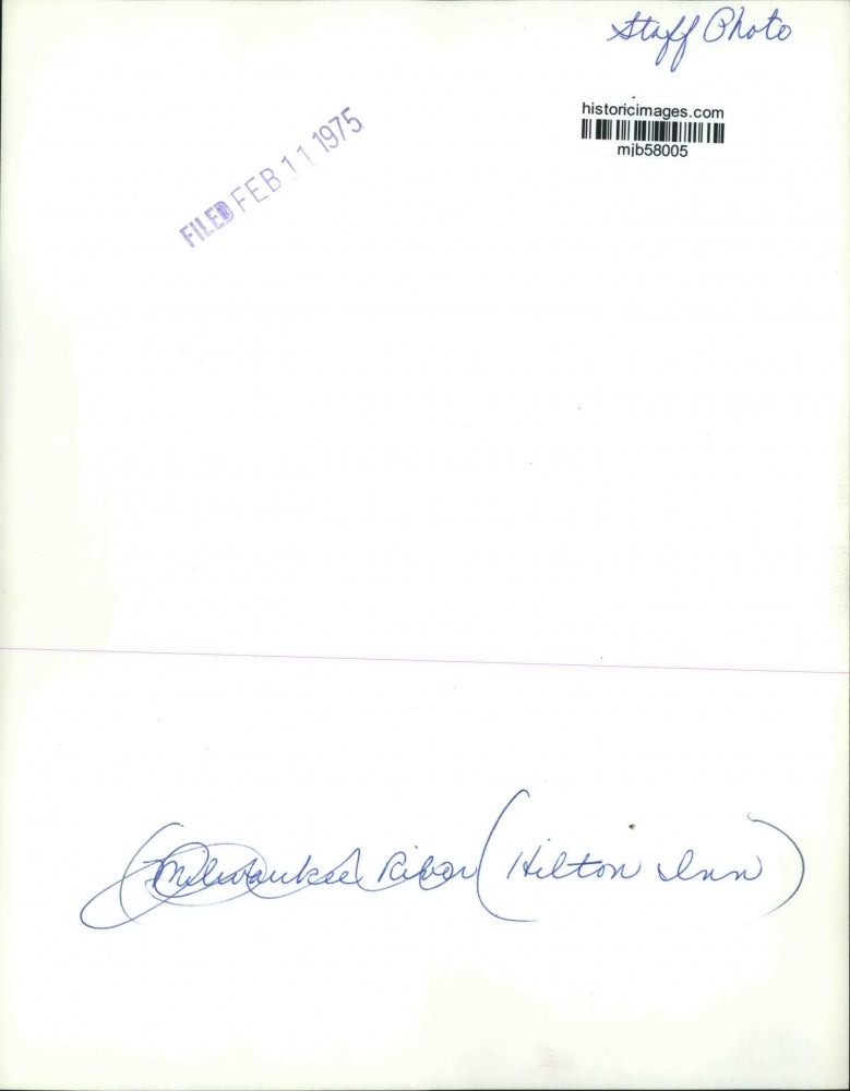 1975 Press Photo Hilton Inn overlooking Milwaukee River - mjb58005