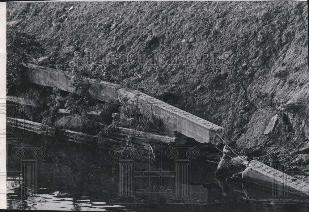 1965 Press Photo Collapsed Sea Wall Near Humboldt Avenue Bridge, Milwaukee- Historic Images