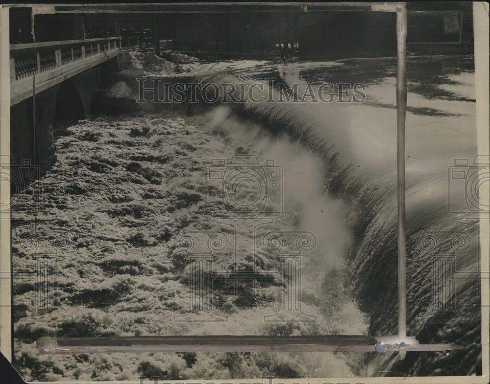 1929 Press Photo Waterfall Near Grafton, Milwaukee River - mjb58047