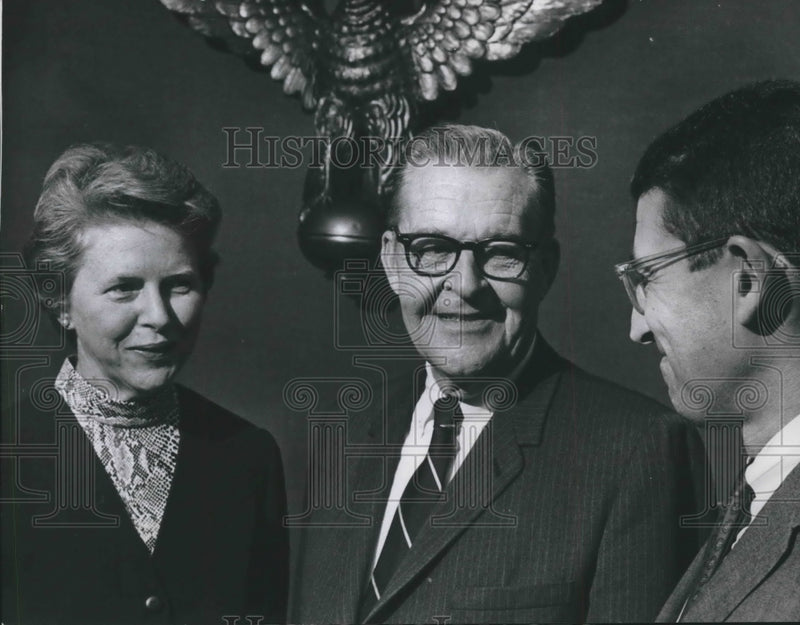 Load image into Gallery viewer, 1970 Press Photo John Nuzum and others, First Wisconsin Trust Company
