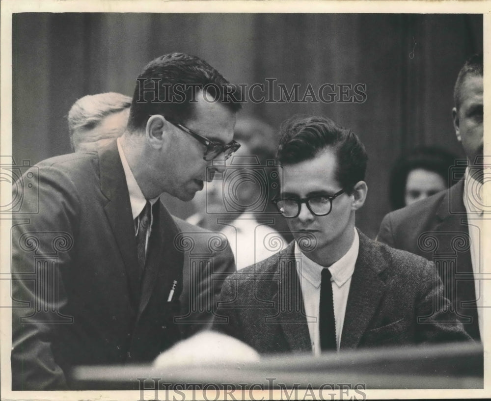 1967 Press Photo Defense Attorney David Leichtfuss speaks to Michael Herrington- Historic Images