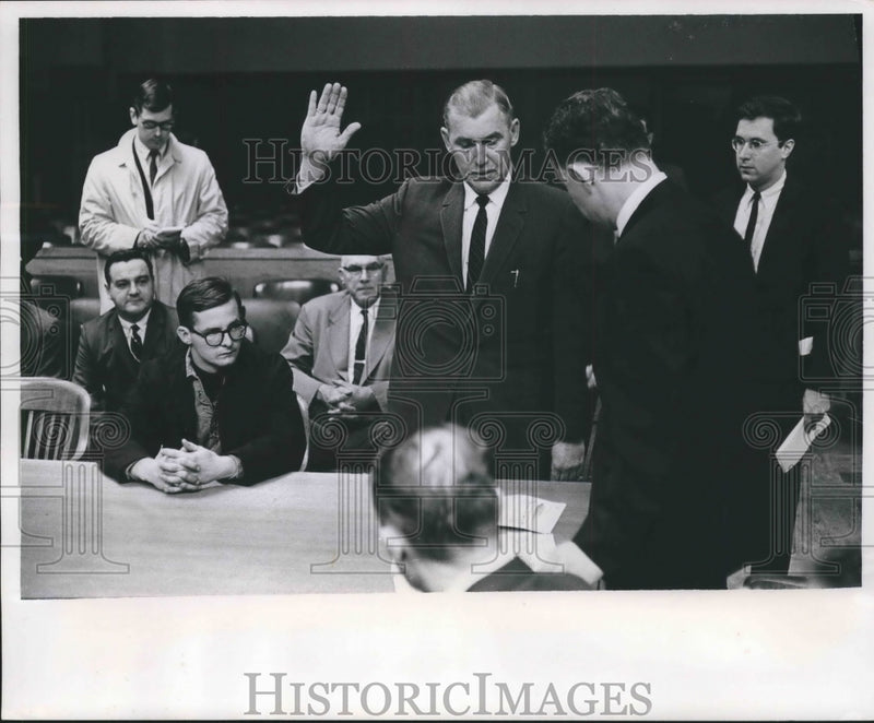 Load image into Gallery viewer, 1966 Press Photo Detective Sgt. Telesfore Wysocki sworn in at Herrington trial
