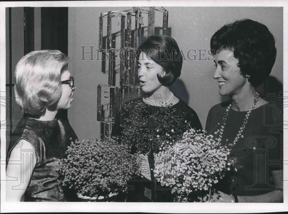 1965 Press Photo Mrs. Carl Friend, Whitefish Bay, assists Collector&#39;s Corner.