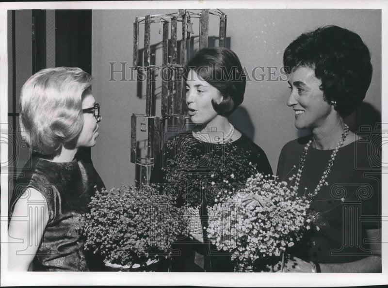 Load image into Gallery viewer, 1965 Press Photo Mrs. Carl Friend, Whitefish Bay, assists Collector's Corner.
