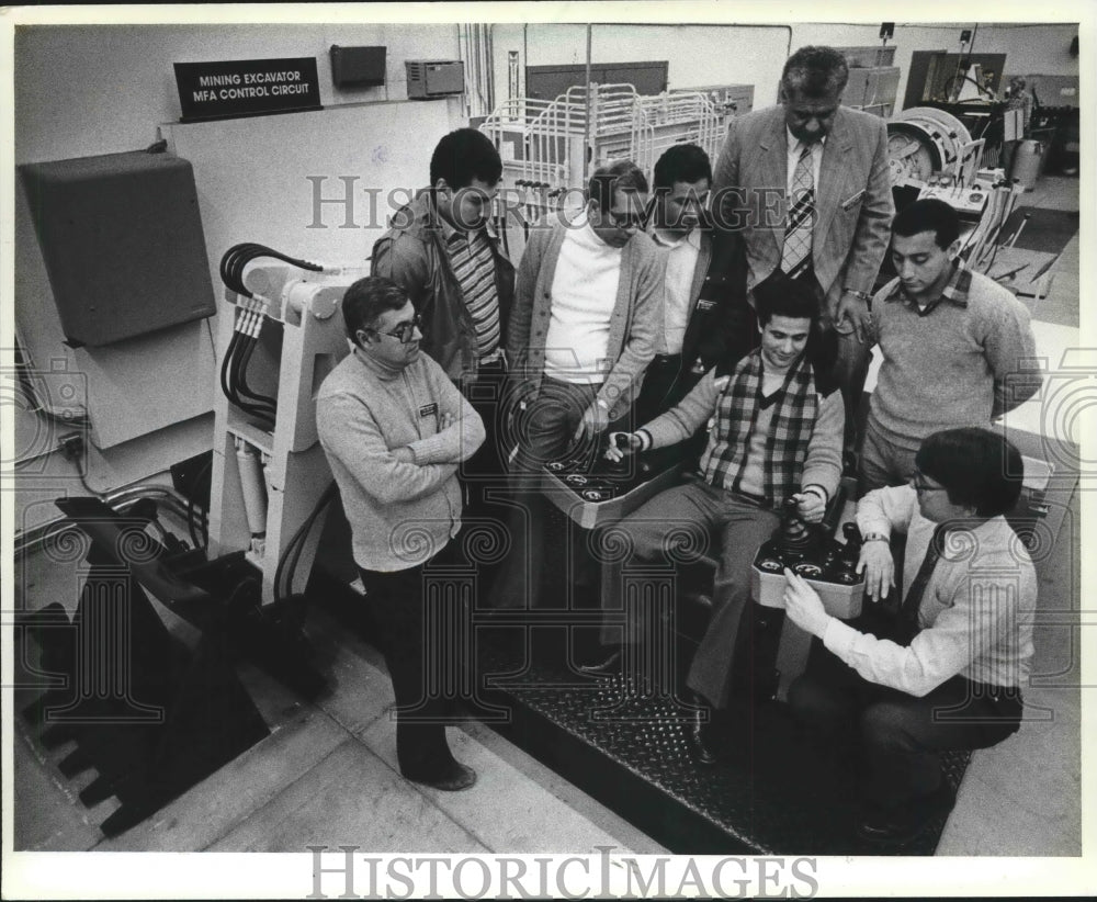 1963 Press Photo Richard Talsky of the Harnishfeger Institute and Egyptians