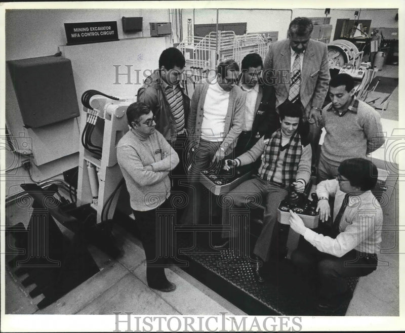 Load image into Gallery viewer, 1963 Press Photo Richard Talsky of the Harnishfeger Institute and Egyptians
