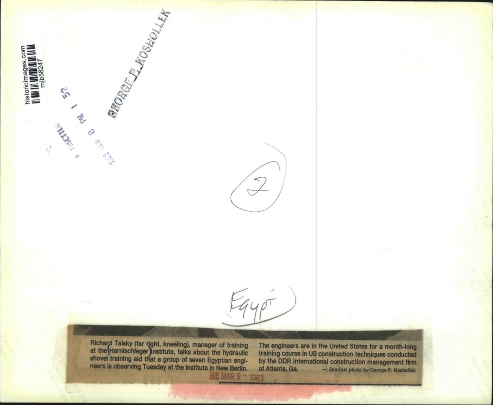 1963 Press Photo Richard Talsky of the Harnishfeger Institute and Egyptians