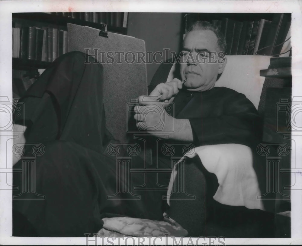 1955 Press Photo Father Joseph O'Callahan writing World War II heroism memoirs