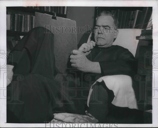 1955 Press Photo Father Joseph O'Callahan writing World War II heroism memoirs