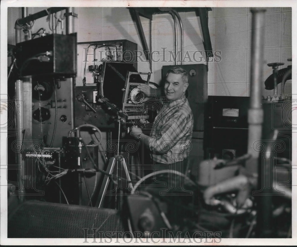 1958 Press Photo Photographer Warren O'Brien, aerial photographer - mjb58306