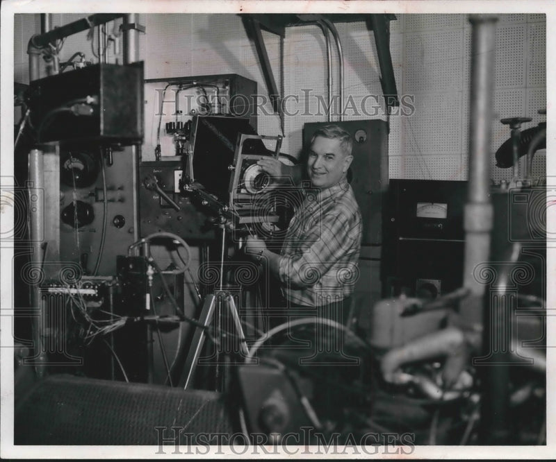 Load image into Gallery viewer, 1958 Press Photo Photographer Warren O'Brien, aerial photographer - mjb58306
