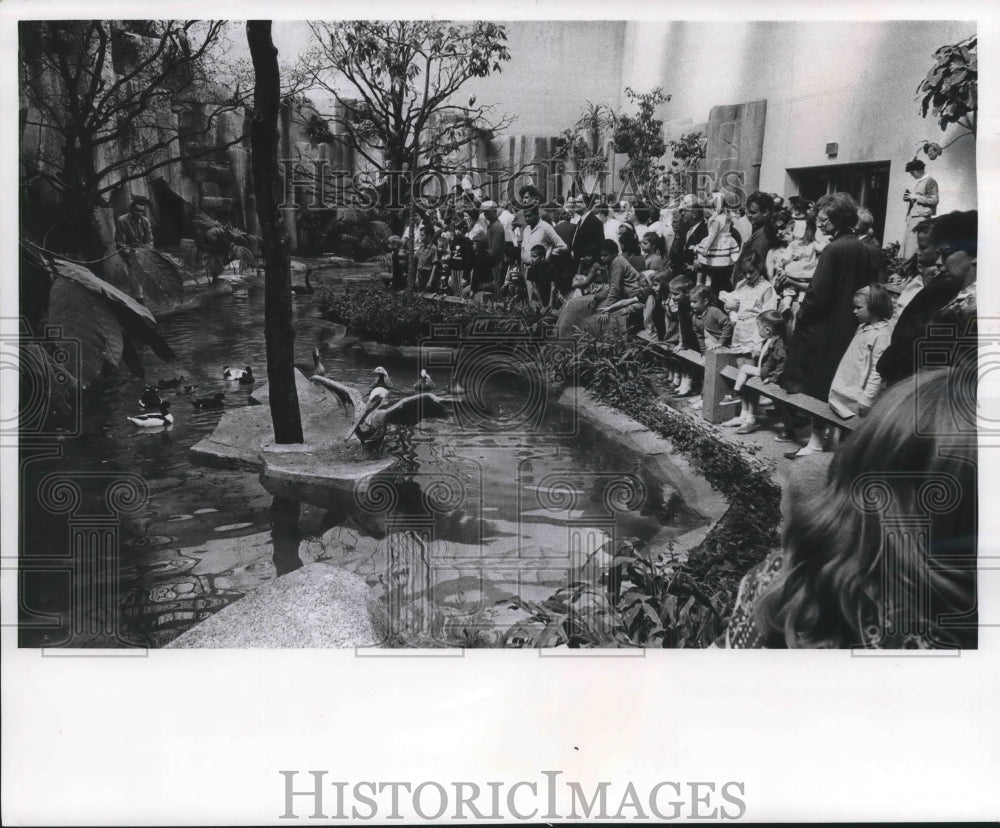 1964 Press Photo Milwaukee, Wisconsin Zoo new birdhouse - mjb58368