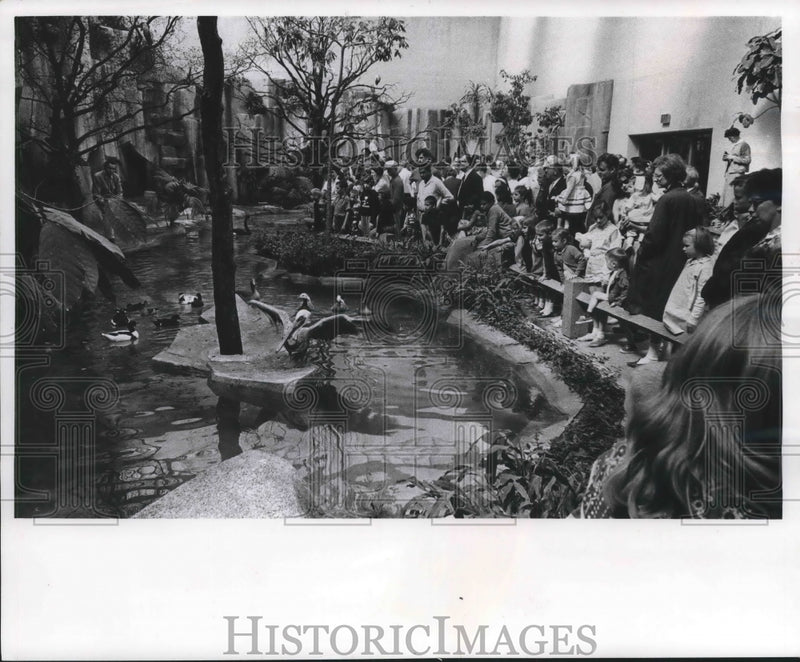 Load image into Gallery viewer, 1964 Press Photo Milwaukee, Wisconsin Zoo new birdhouse - mjb58368
