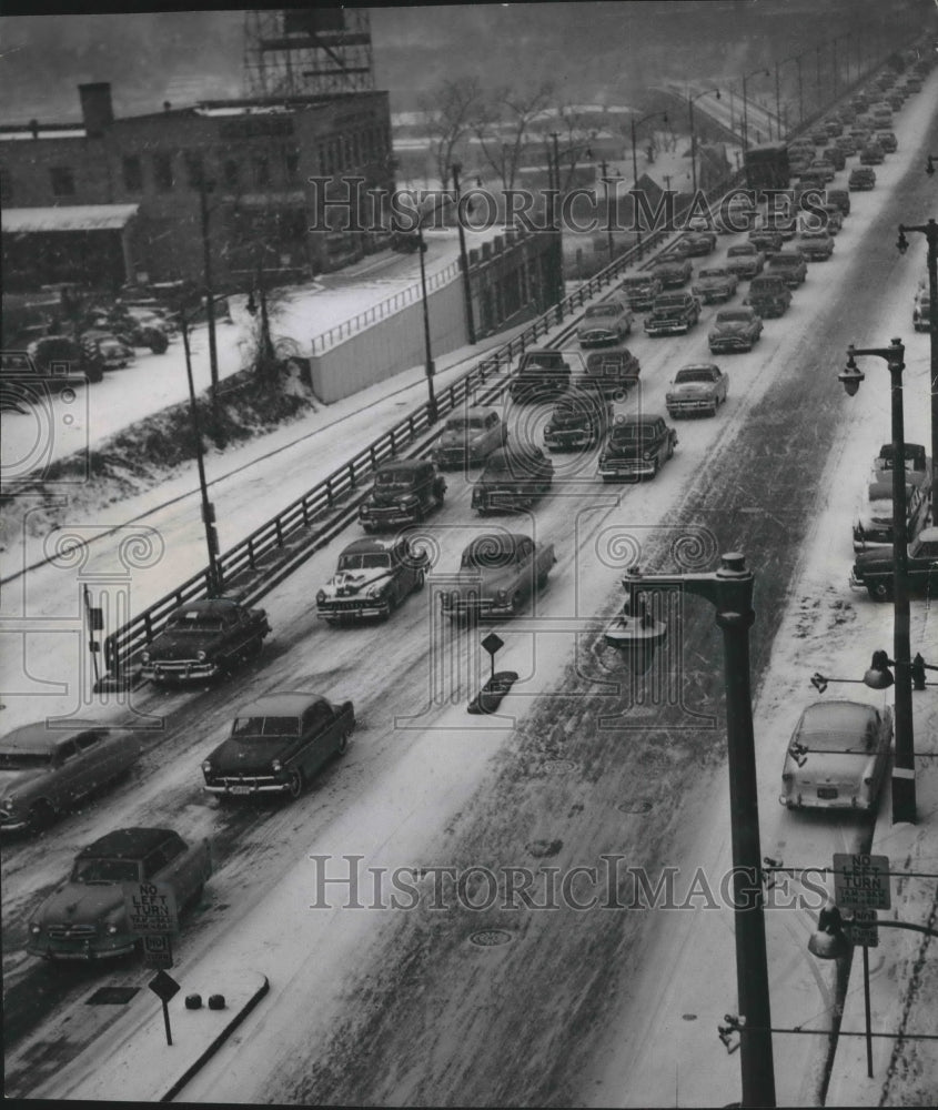 1954 Press Photo Snow Falling on Eastbound Traffic in Milwaukee, Wisconsin- Historic Images