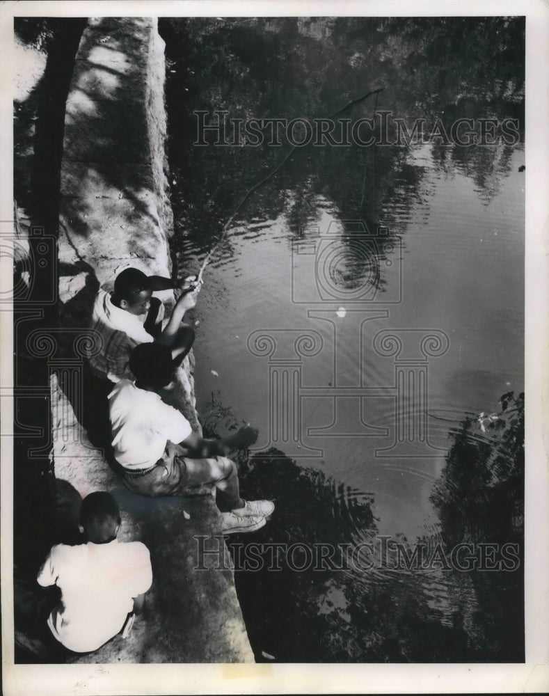 1963 Press Photo Boys Fishing on the Milwaukee River in Milwaukee, Wisconsin- Historic Images