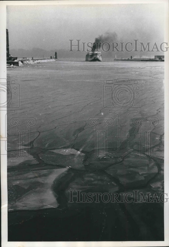 1962 Press Photo Ship Entering the Ice Encrusted Waters of the Milwaukee River