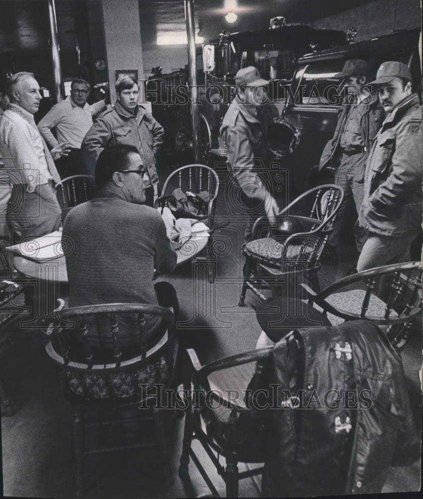 1973 Press Photo Battalion Chief Ray Rosenmerkel and firehouse crew, Milwaukee