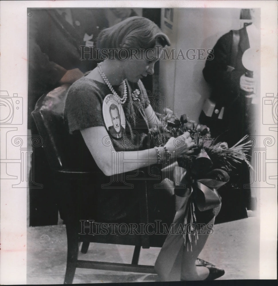 1964 Press Photo Mrs. Rockefeller sat at campaign headquarters, New York- Historic Images