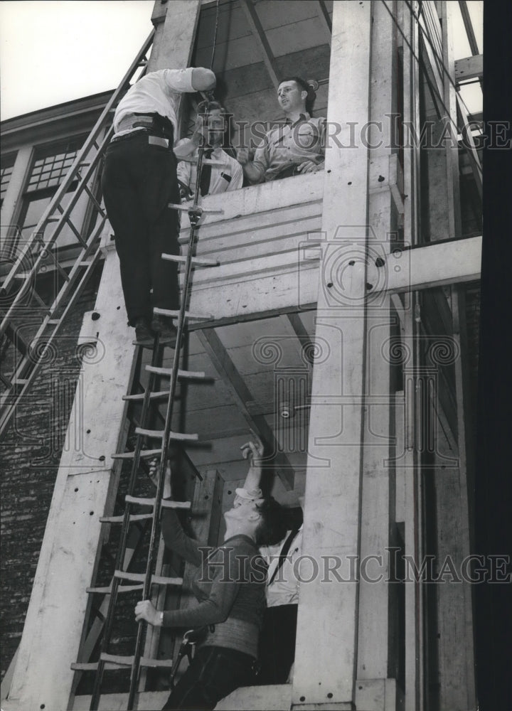 1942 Press Photo Milwaukee Fire Department Safety Equipment- Historic Images