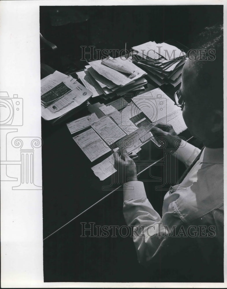 Load image into Gallery viewer, 1965 Press Photo Orville Livingston, Milwaukee Police's Chief Document Examiner
