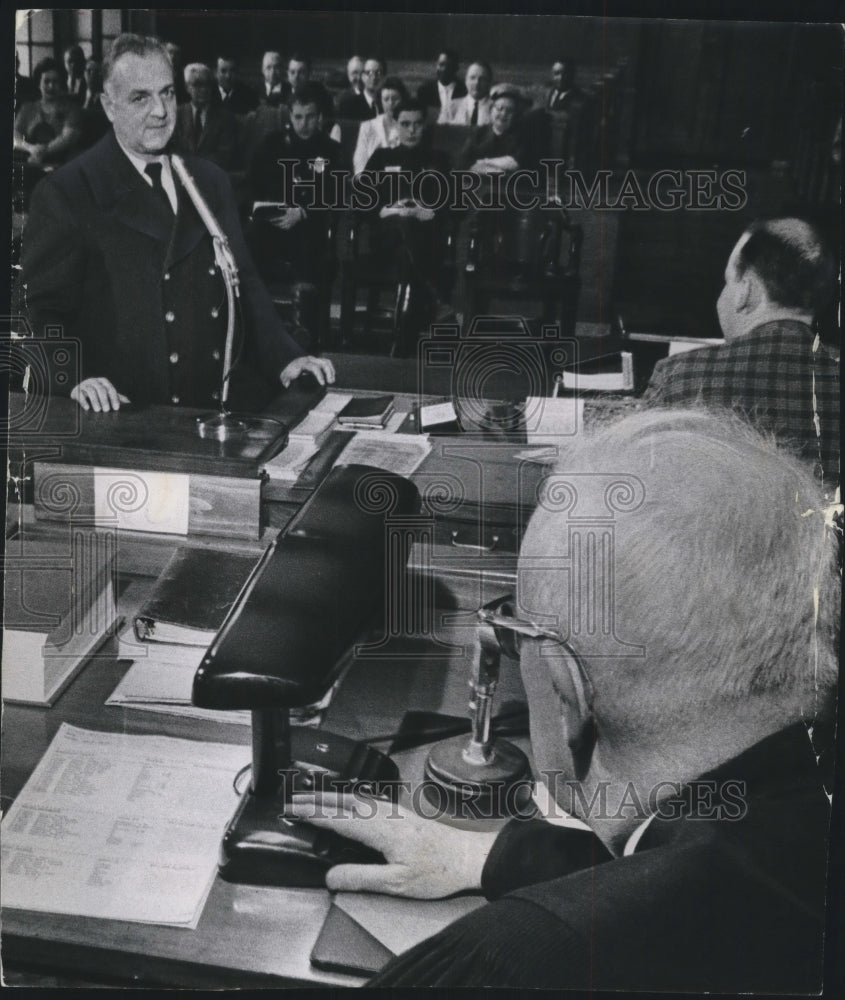 1965 Press Photo Milwaukee Policeman Robert Olson Testifies Before Judge Krueger