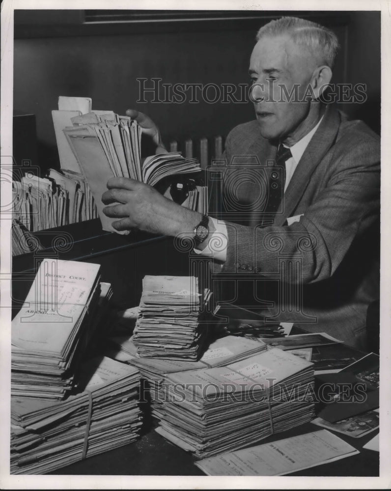 1954 Press Photo Detective Sorts Old Warrants at Milwaukee Police Department- Historic Images