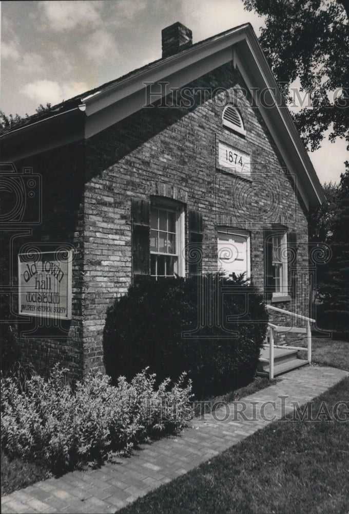 1988 Press Photo Old Town Hall during Oak Creek Historical Society tour, Wis.- Historic Images