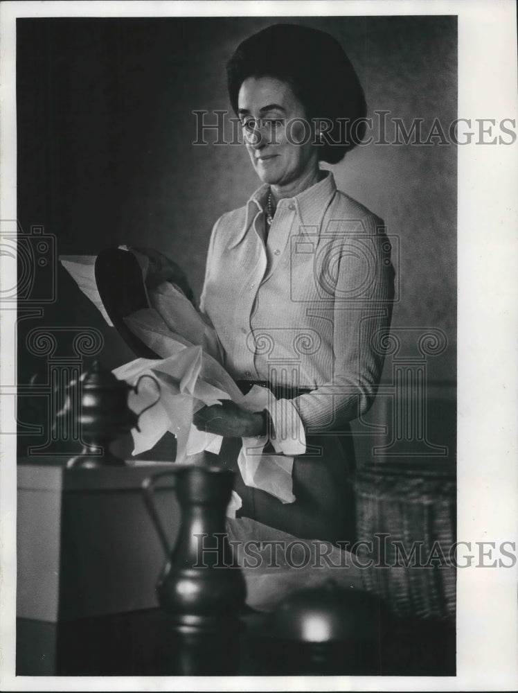 1972 Press Photo Mrs. Hayssen packs pewter ware for Milwaukee Holiday Table Show- Historic Images