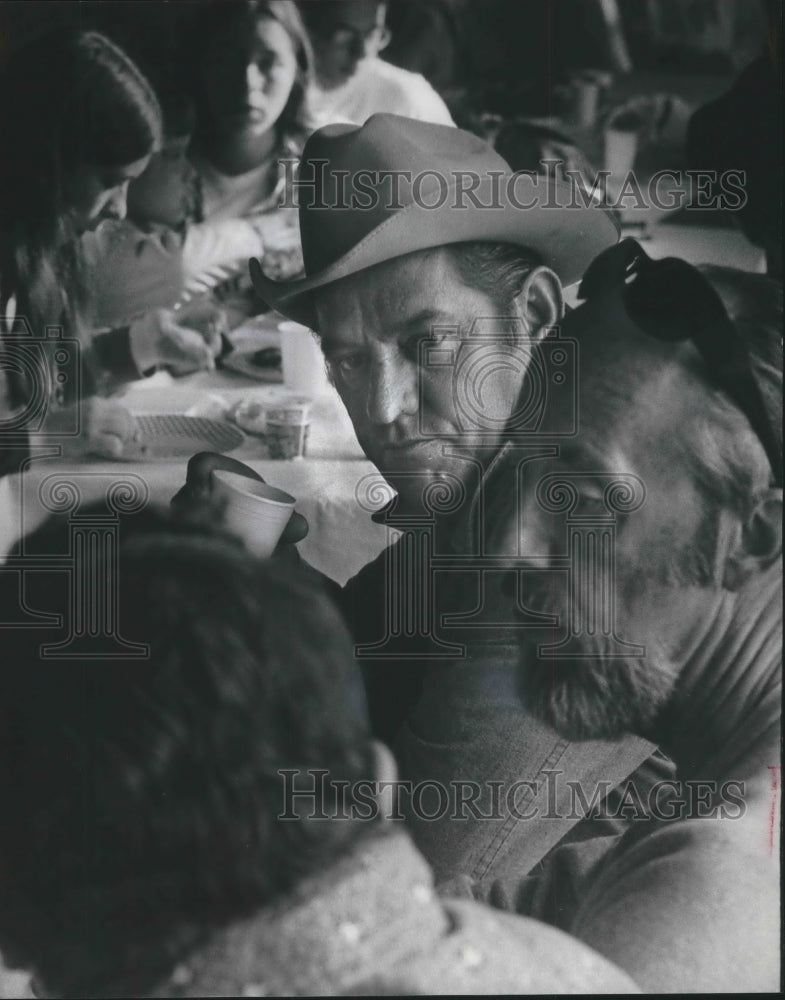 1975 Press Photo Presidential Candidate Fred Harris Wisconsin State Park guest- Historic Images