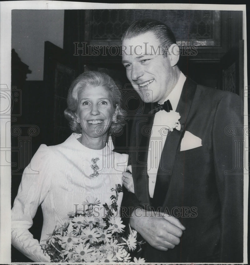 Load image into Gallery viewer, 1968 Press Photo Mr. and Mrs. Andrew MacKensie Hay at their wedding in New York
