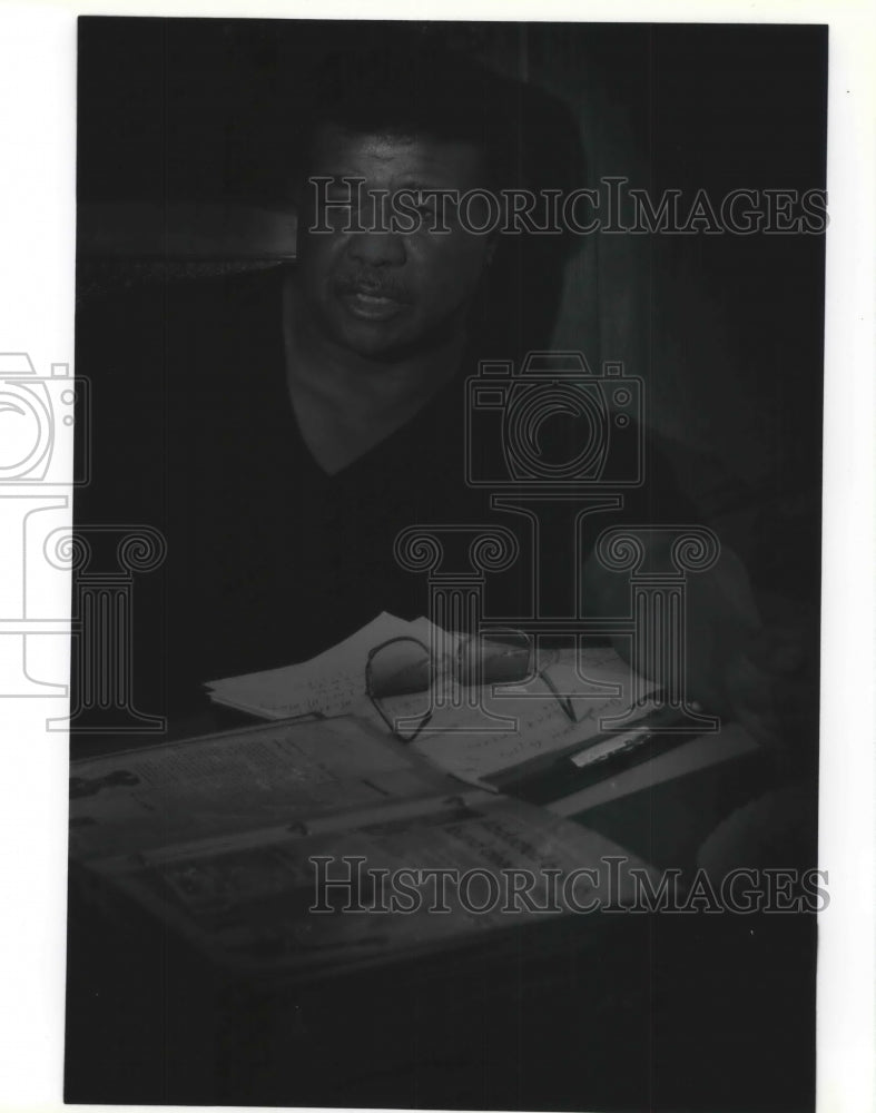 1994 Press Photo Roosevelt Harrell was a homicide specialist on Milwaukee police- Historic Images