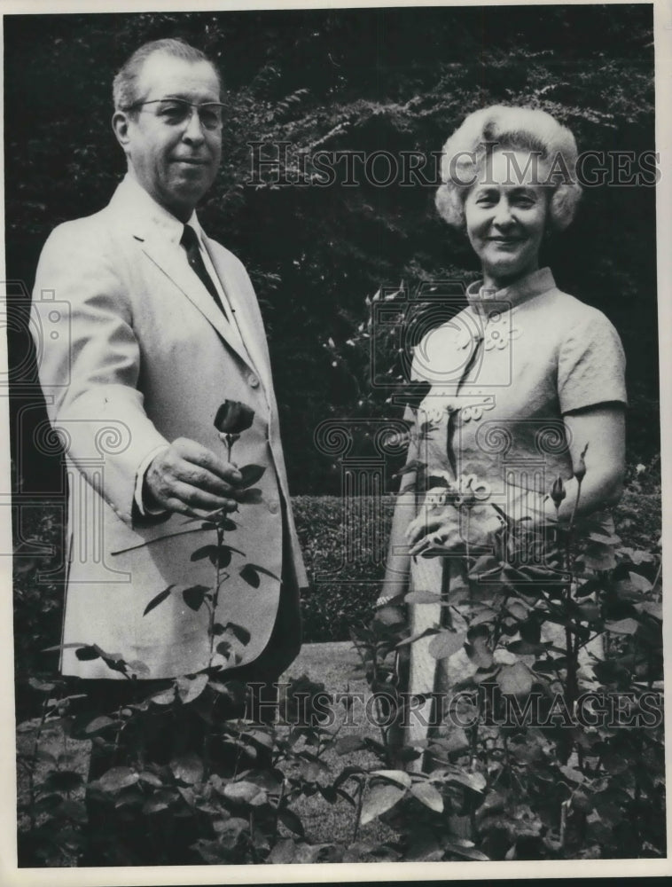 Load image into Gallery viewer, 1969 Press Photo Judge Clement Haynsworth and wife love roses and classic music
