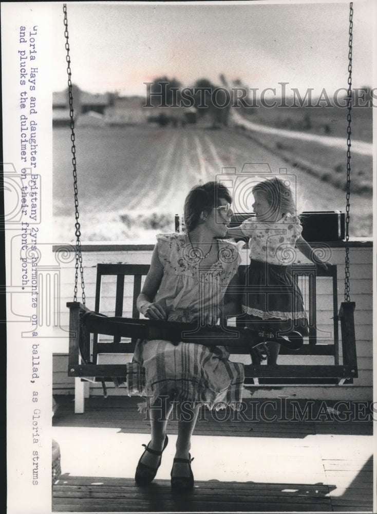 1994 Press Photo Glory Hays and her daughter Brittany.- Historic Images