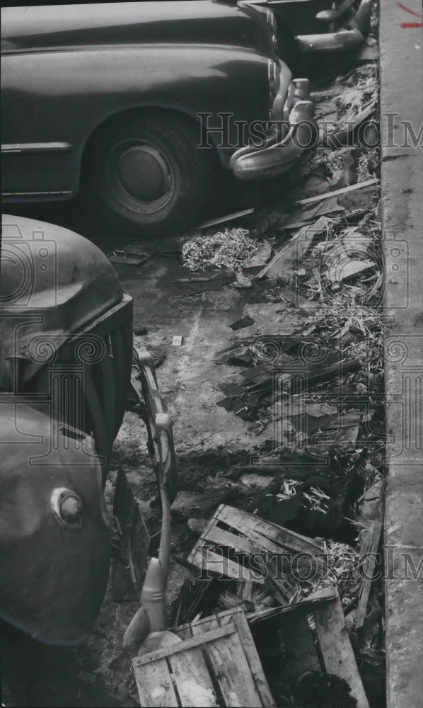 1955 Press Photo Garbage and refuse on Commission Row, Milwaukee, Wisconsin