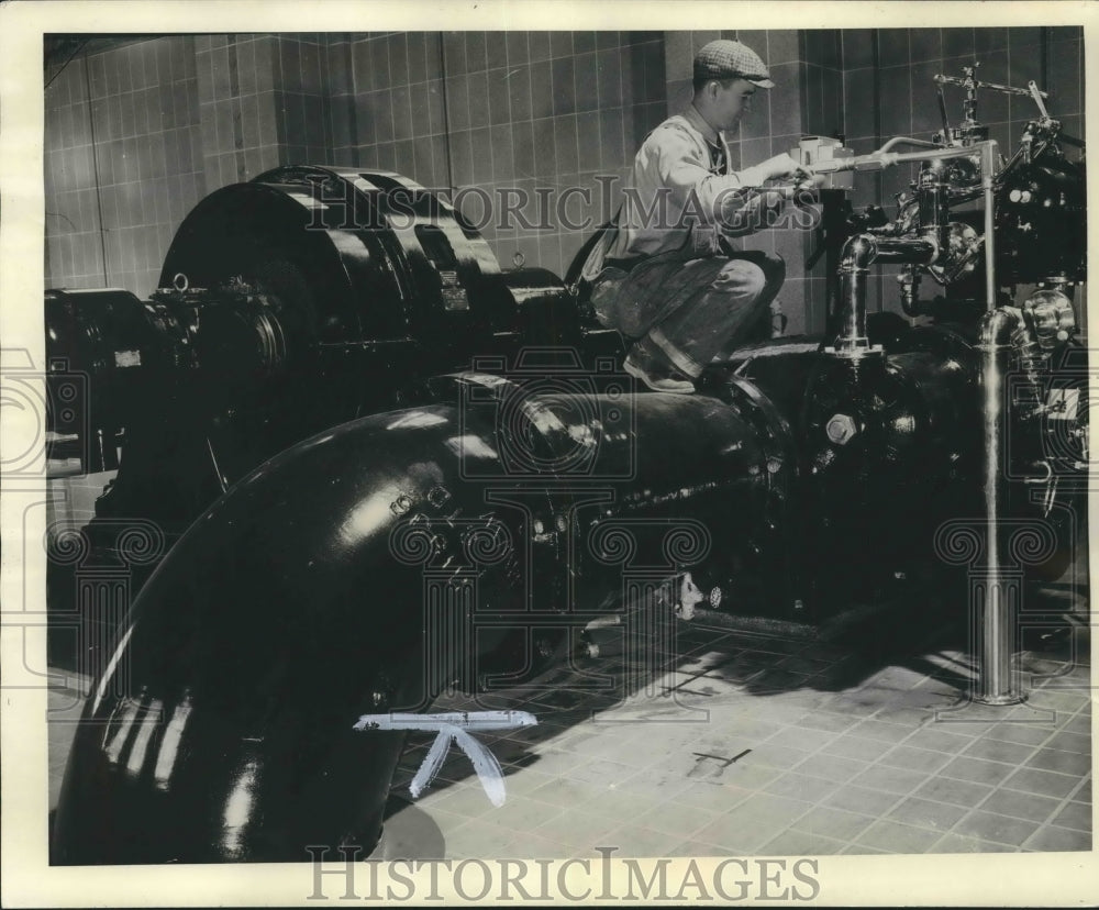 1939 Press Photo Water Pump In Milwaukee Filtrator Plant - mjb59041- Historic Images