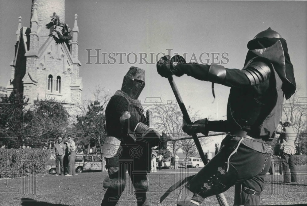 1985 Press Photo Milwaukee Knights In Armor Staged Mock Battle Demonstration- Historic Images