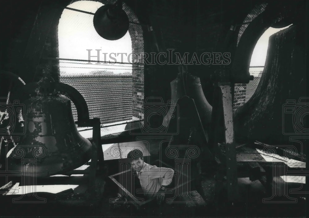 1989 Press Photo Fernando Campos visits St. Peter's Church bell tower, Milwaukee