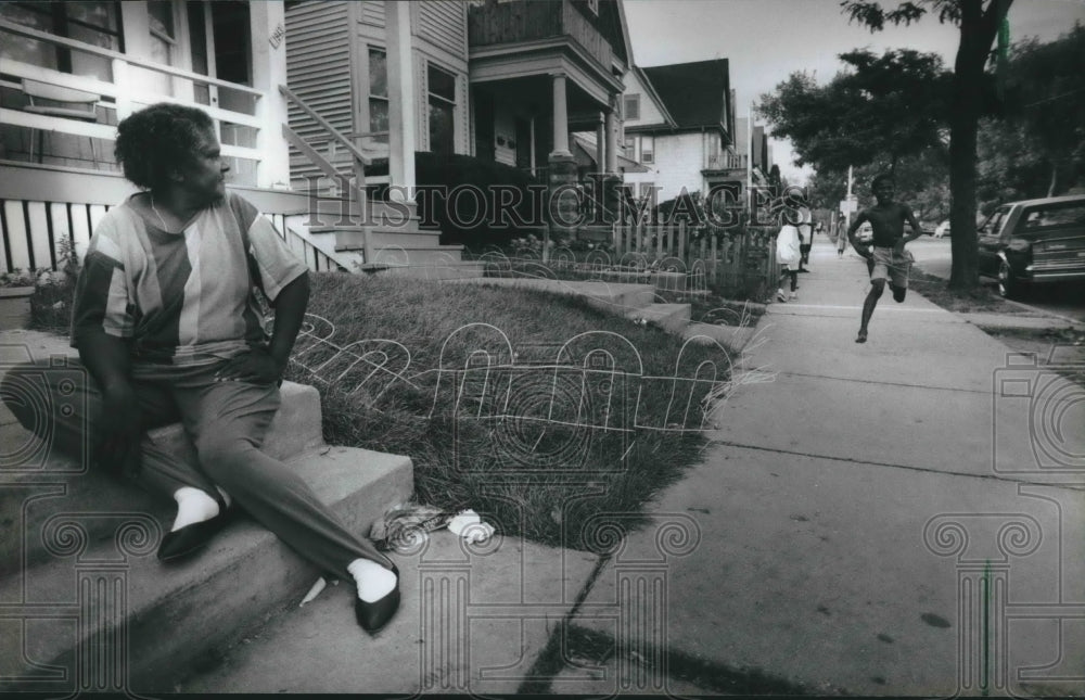 1993 Press Photo Lois Tate was shocked by murder of Natasha Hickles, Milwaukee- Historic Images